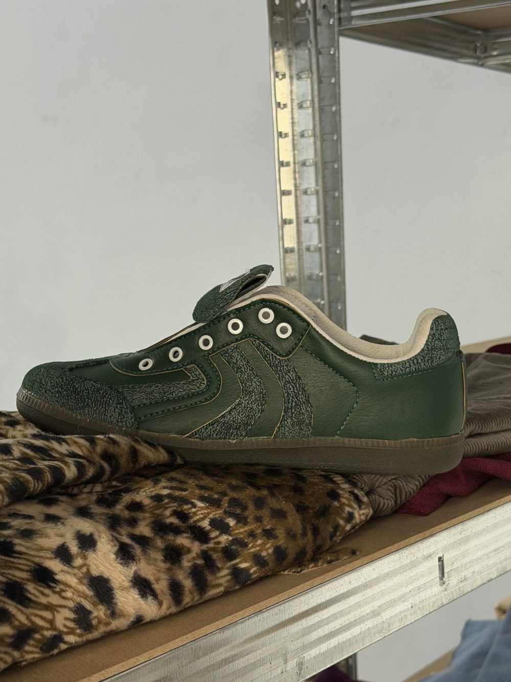 Sepatu sneakers custom hijau produksi Core Manufacturing di rak pabrik Sidoarjo